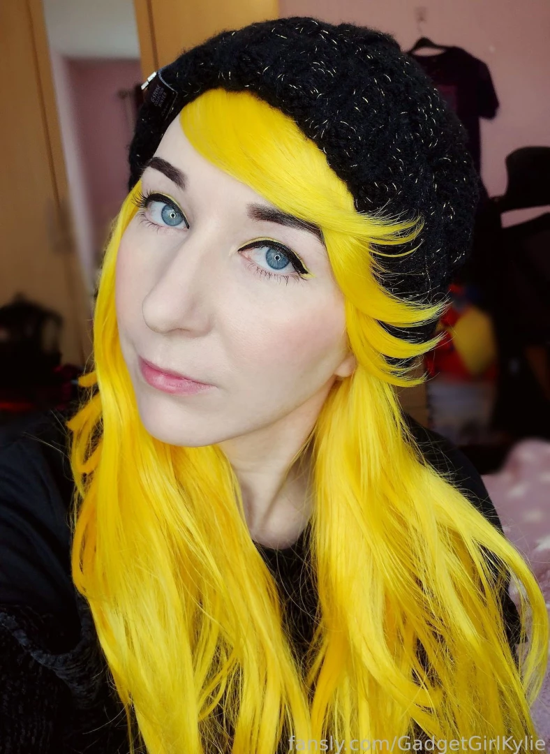 The fringe swish though hehehe goth gothgirl gothwife gothbabe 