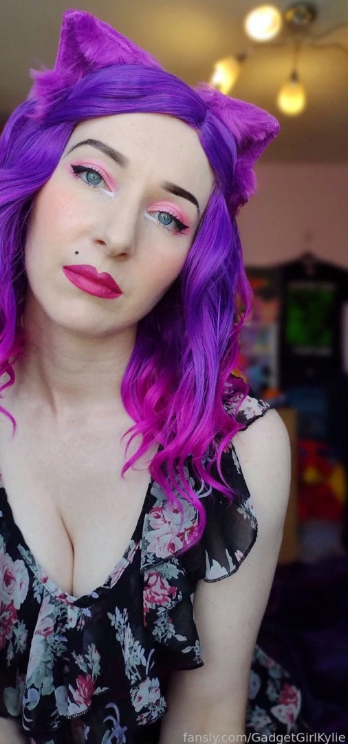 Just being a curious kitty peeking at you 3 cat catgirl catwoman 