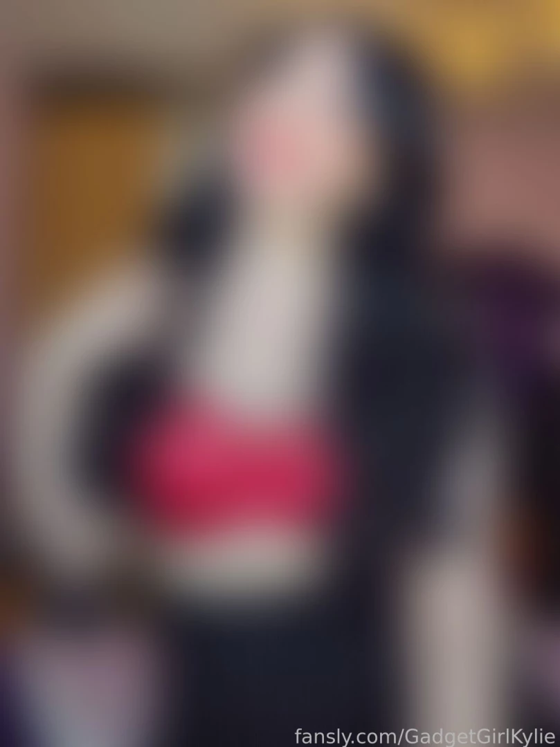 Red lips and red bra boob cleavage flash let s make your cheeks rosey 