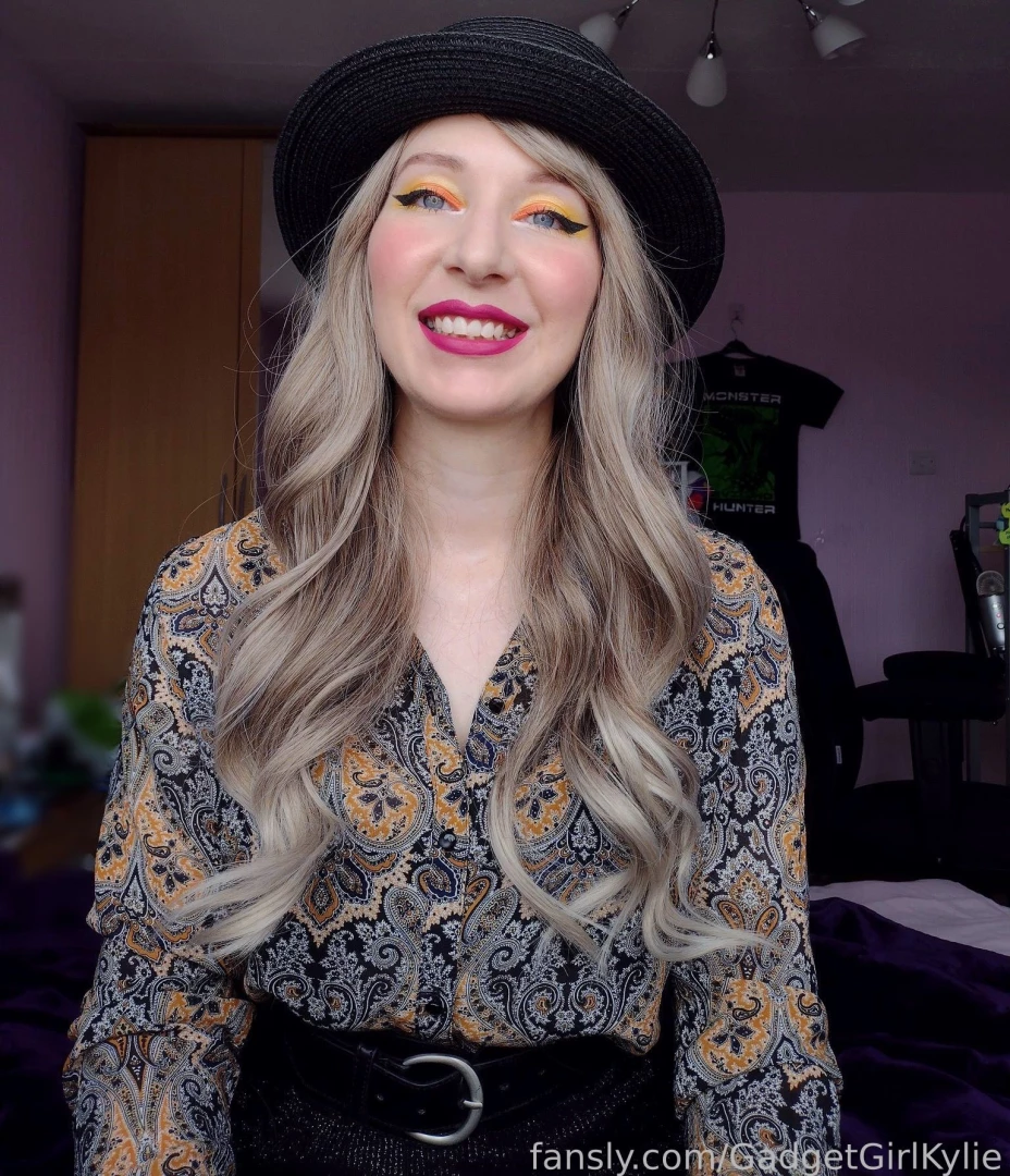 Such a pretty smile and lovely makeup in this one 3 bonus pic for 