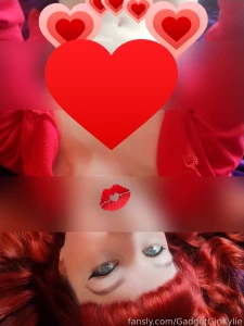 Here we have a hot red haired picy with both bra booba clevage flash