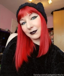 Your gothic red head is back blessing you with a heavy eyeliner picy