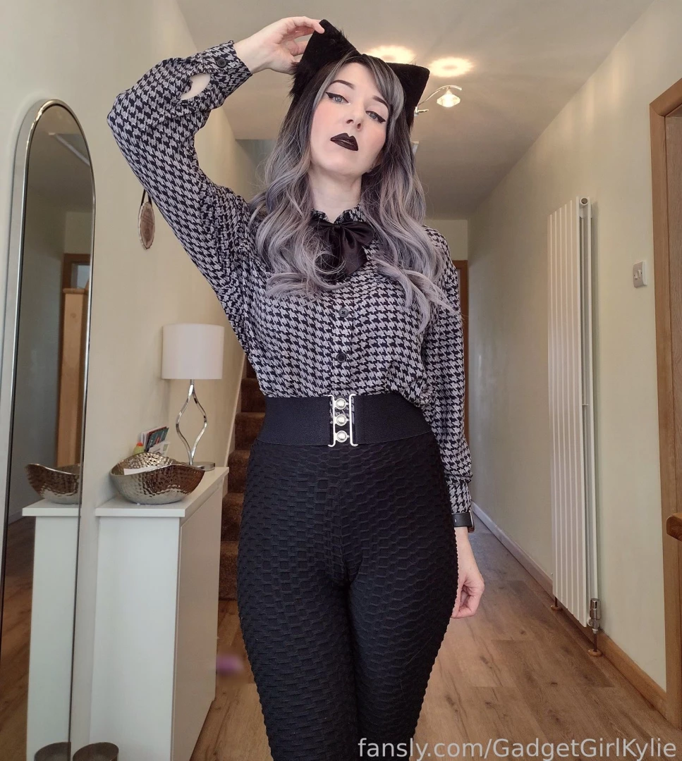 Mew mew who wants to stroke my ears cat catgirl catwoman catwife 