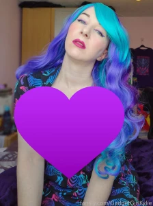 It s boob cleavage bra flash time leaning forward so you get a real