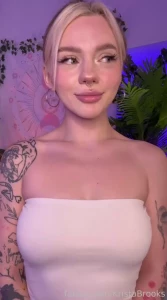 Tiktok cute egirl sweet blonde kawaii natural uwu tattooed gamergirl