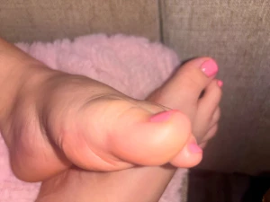 Your babe got a pedicure lt 3 my feet are so soft now i m craving toe part 2