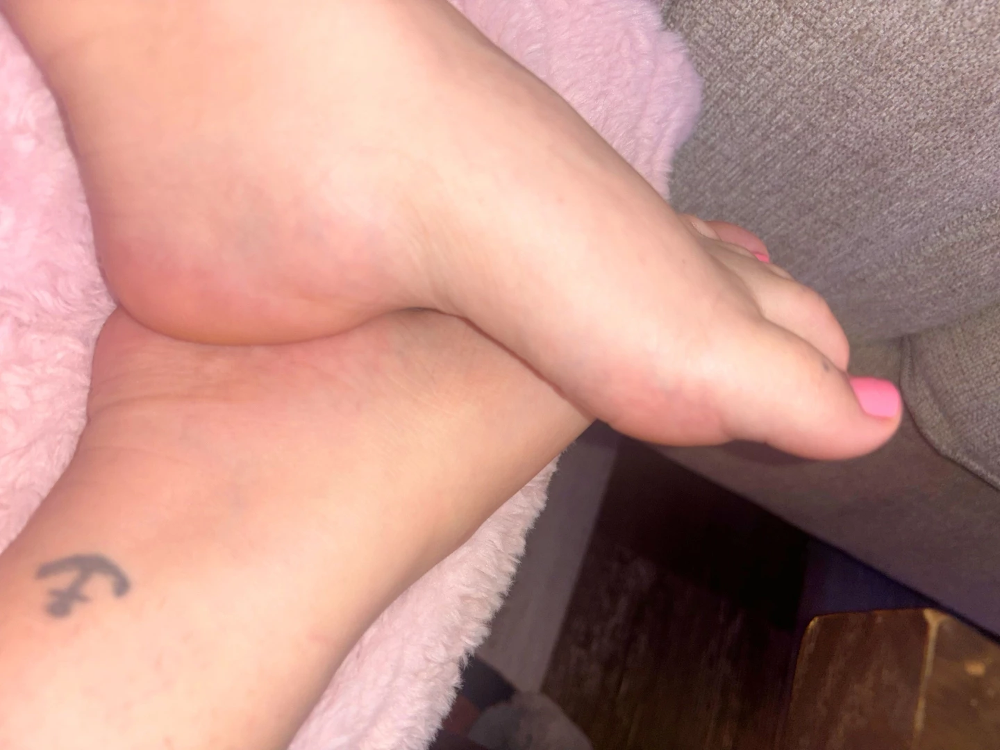 Your babe got a pedicure lt 3 my feet are so soft now i m craving toe 