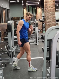 Fucking hell legs day but after that im flying in the air as superman