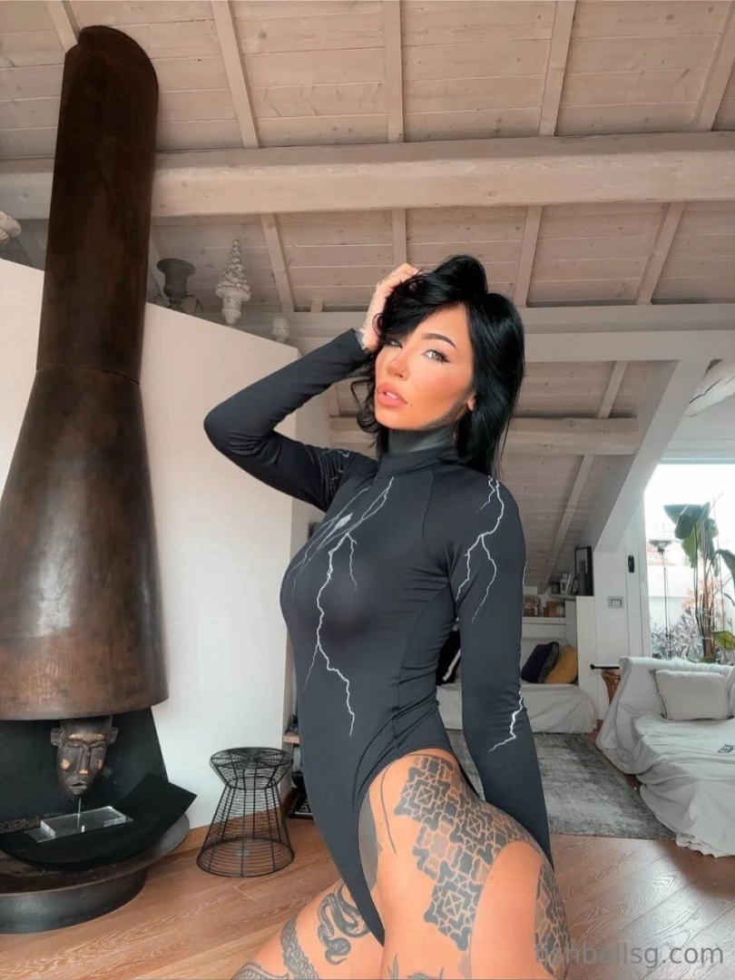 Con questo body sembro quasi venom ma la mia lingua imbattibile 