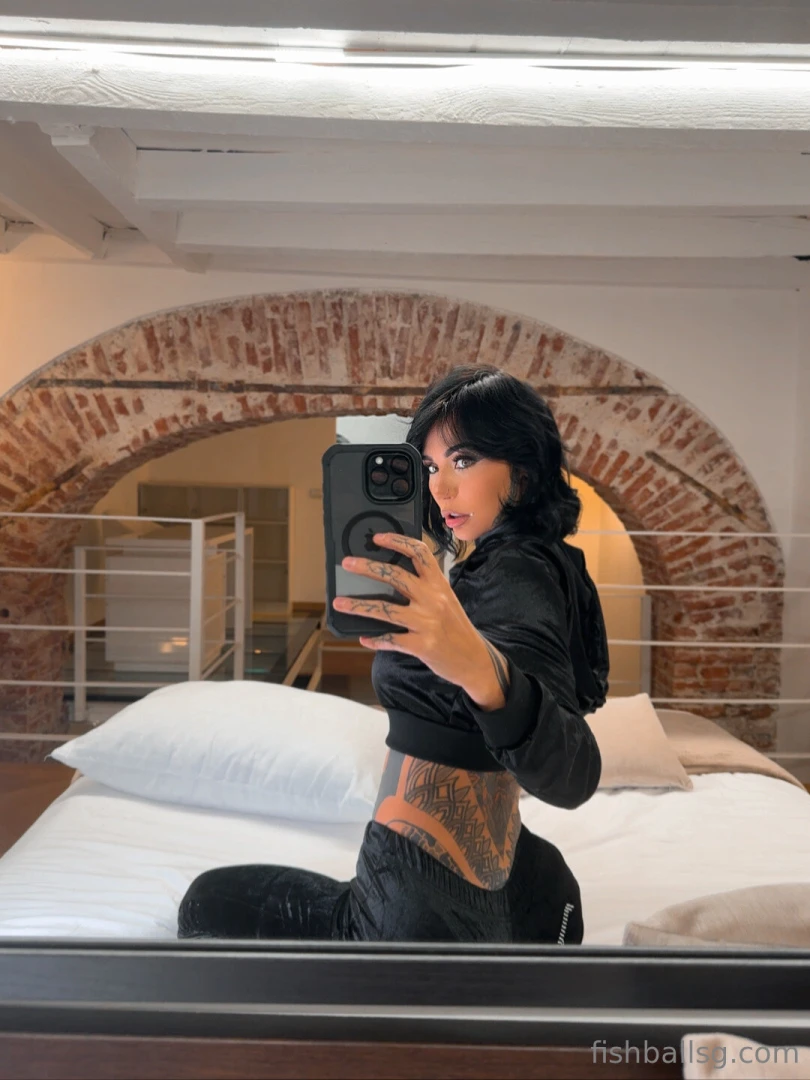 Stavo testando il letto e mi sembrava la posa migliore 