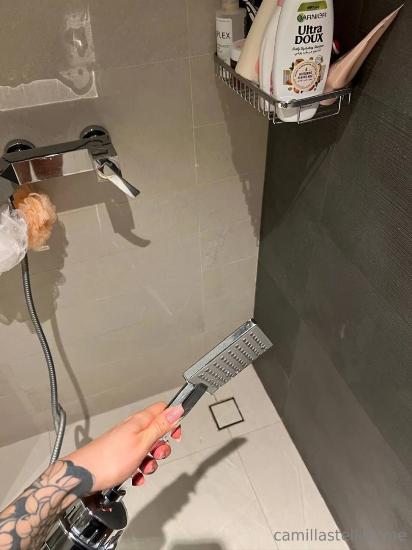 Entri in doccia con me ti faccio vedere in chat 