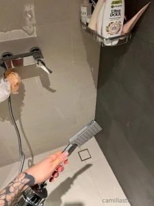 Entri in doccia con me ti faccio vedere in chat