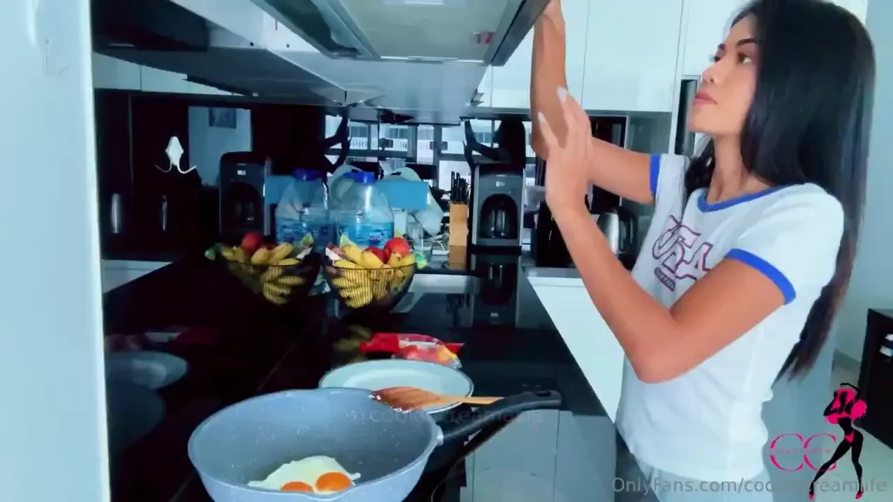 Cooking with cookie i try to make some foreigner style breakfast what 