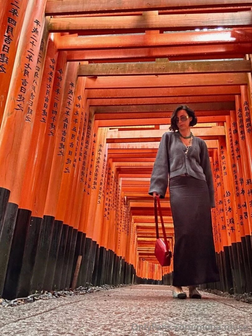 Sending kisses from china 