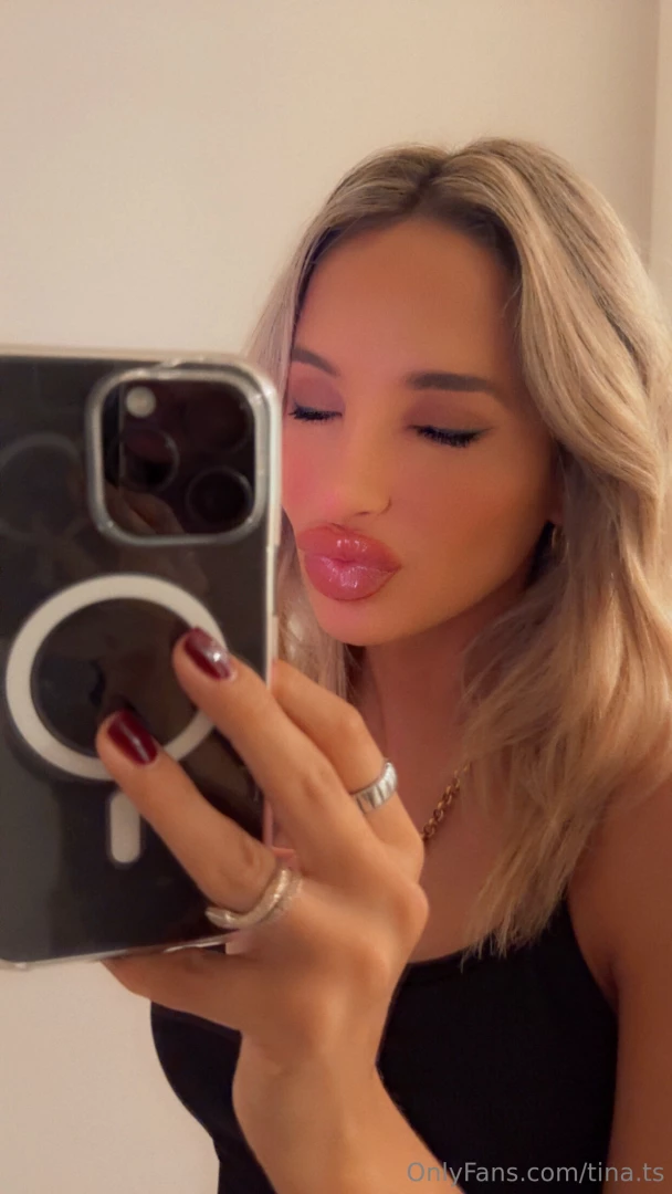 Right now i m playing with a new makeup look today i m trying 