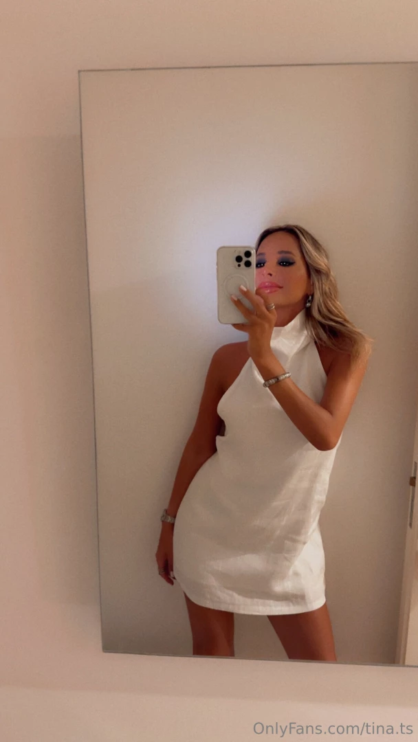 Check out this bold makeup look i created i m really into it 