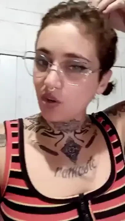 A stream singing and talking bout music in spanish and english 