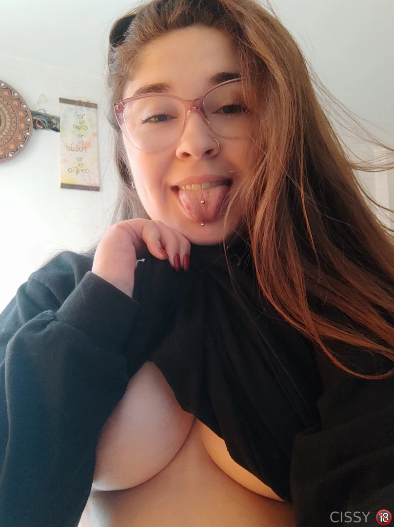 Available for sexting videocalls or custom v deos dm me 