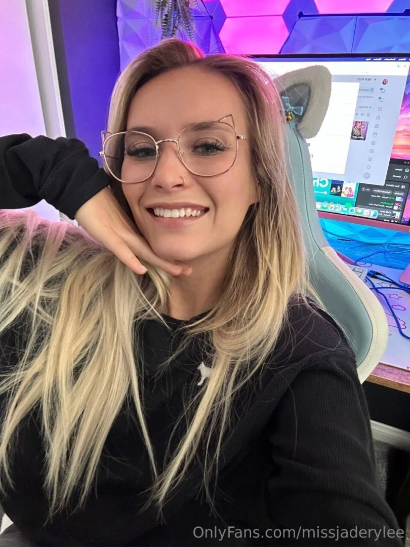 Painting my world with vibrant colours and dazzling smiles 