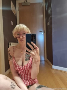 Cheeky mirror selfie in between clients and getting my arsehole