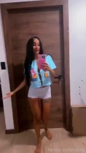 Estoy completamente sola desnuda y cachonda sabes lo que significa eso