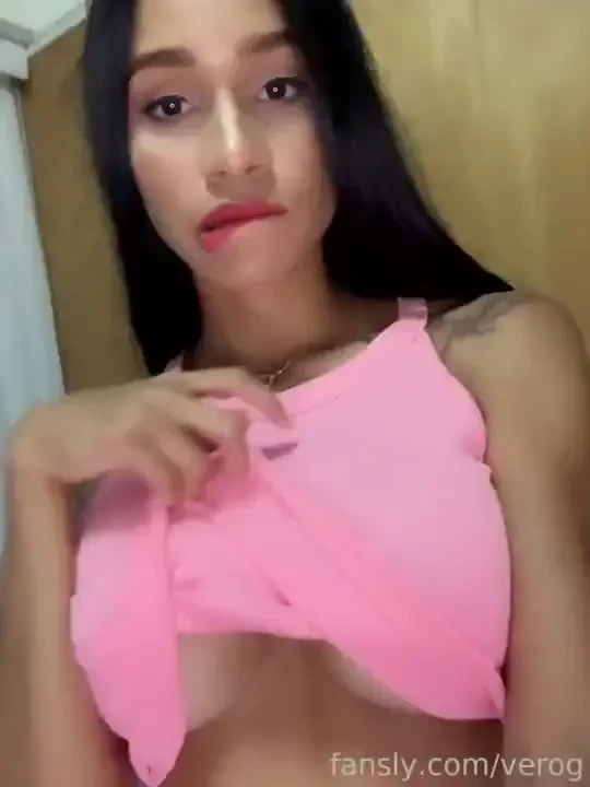 Vamos deja que mami te ayude a drenar verog come on let mommy help you 