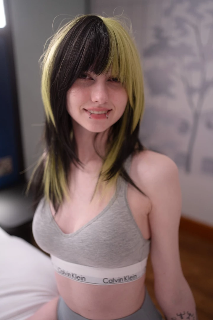 Your emo gf sending you pics from her hotel room _ do you have a part 1 