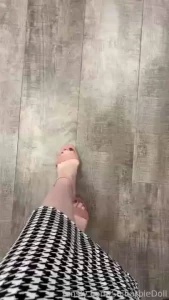 Can just my pretty feet make your cock drool xo camgirl customs feet