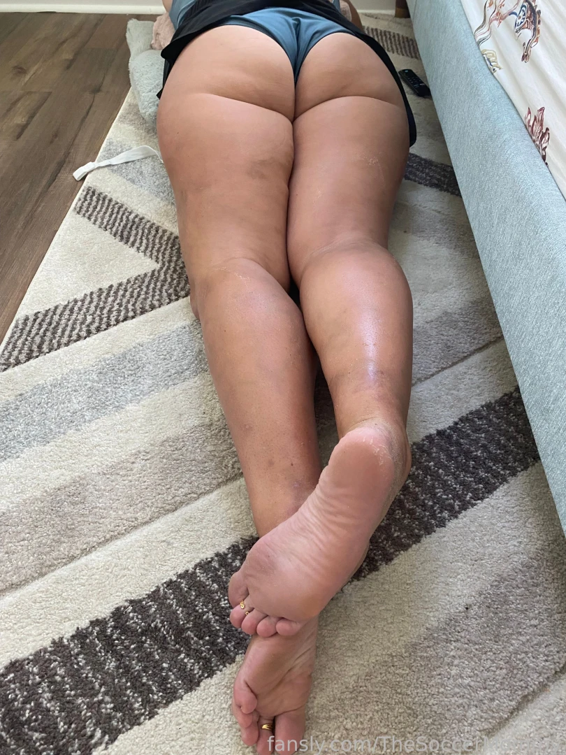 Want me to rub your cock with my sexy feet feet footjob footfetish 