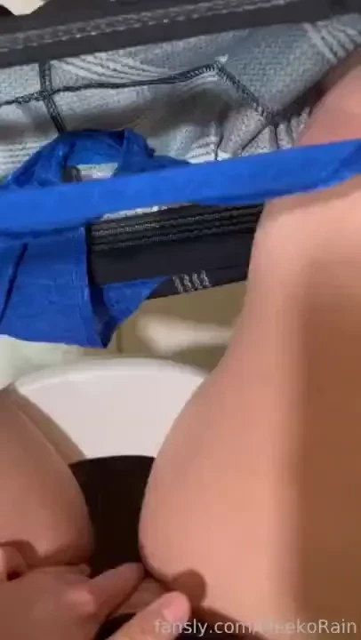 So sexy crutches broken toilet fetish peekink pisskink watersports 