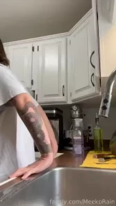 Shhhh peeing wee pisskink shewees lemonade kitchen fetish mombod