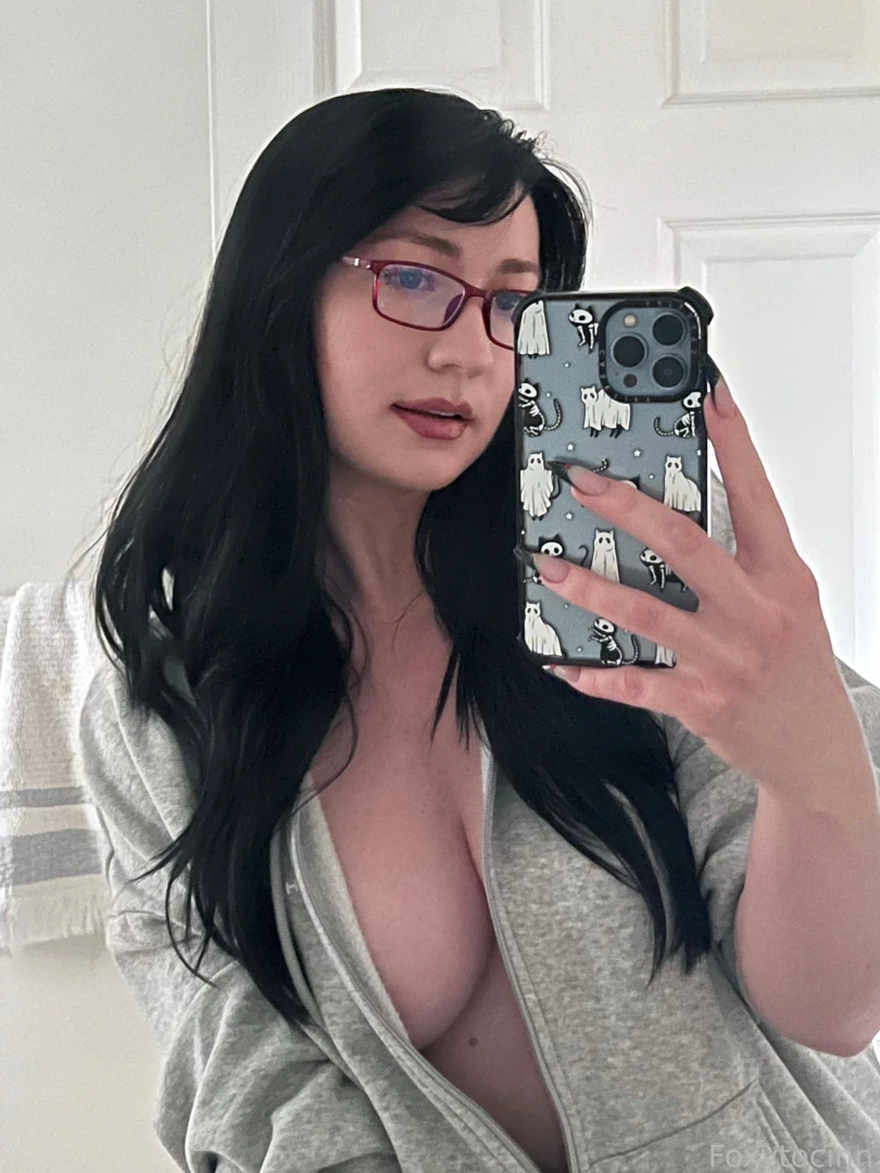 Hiiiii pawg tease bignaturals bigboobs glasses 
