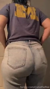 Starting a new thing on my page farts showing off my asshole to fart a