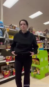 Flashing my ass an titties at the grocery store part 1