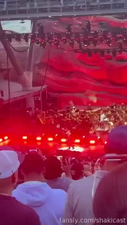 Last nighr i saw nas at red rocks with my fwb and then we went back to part 7 
