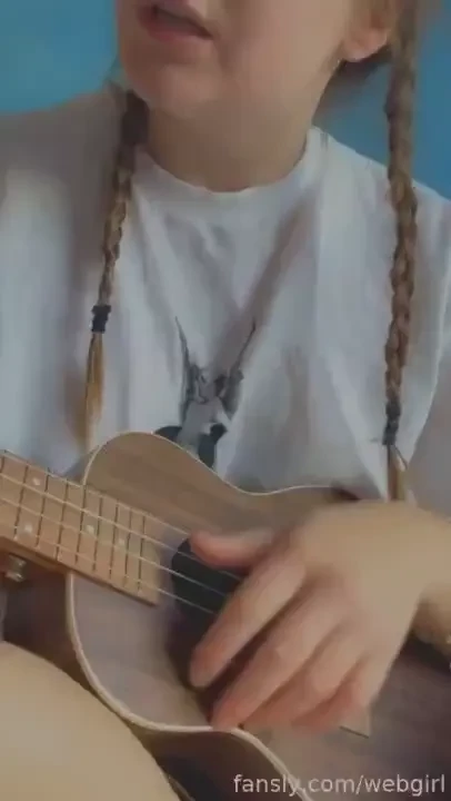 I like singing too not only playing with my puss but if you want i can 