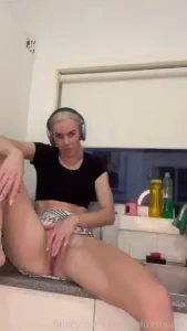 I washed dishes and then got horny wanna know what i used the