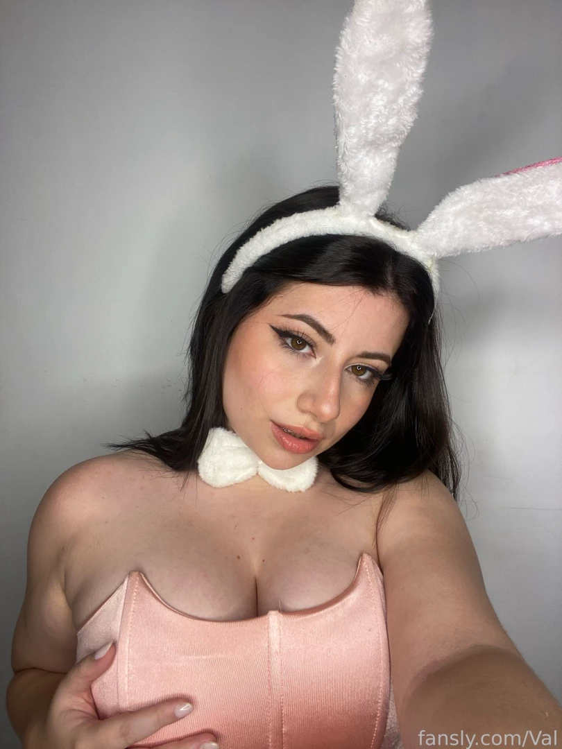 Are you into busty latinas virtualgf palegirl brunettegirl bunny 