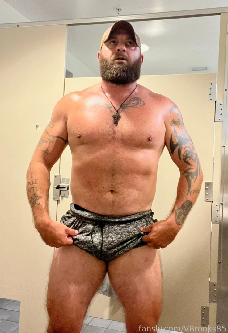 How am i supposed to sit at work and not get hot when he sends me pics part 1 