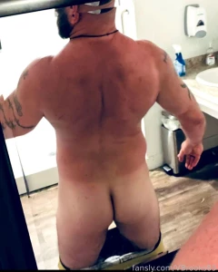 Such a beautiful back to claw up muscular buff daddy bodybuilder