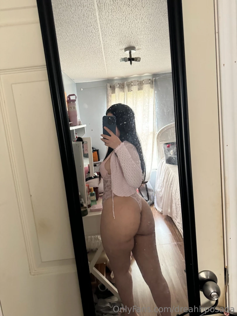 Pretty in pink w a thicc booty u want a taste 