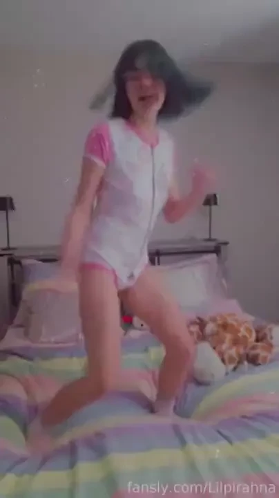 Goodmorning soooo i made the bed but now i think i have to remake it 