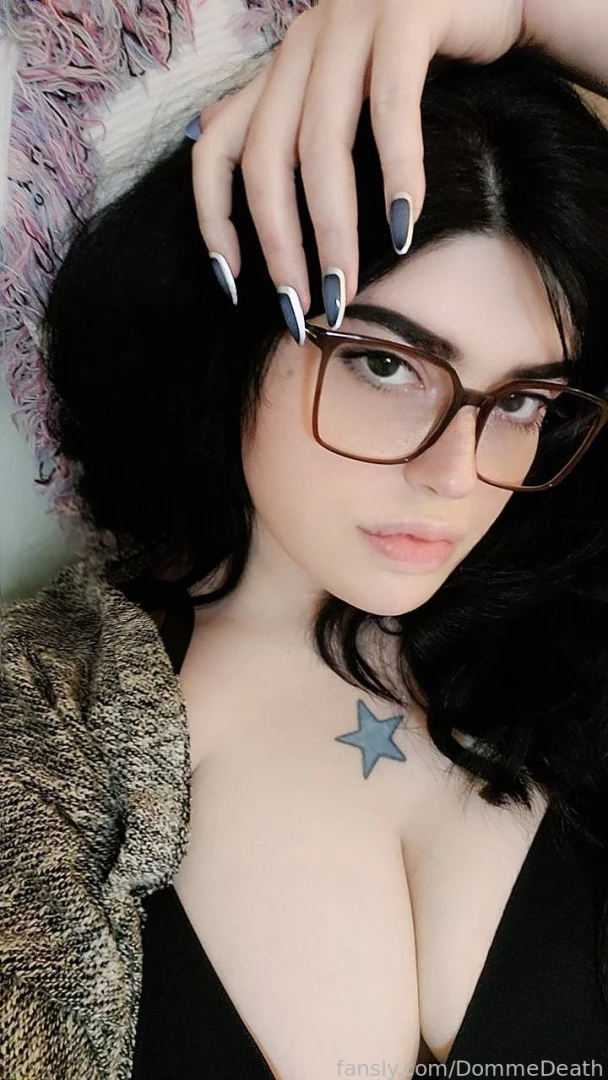 Compliment my new nails 