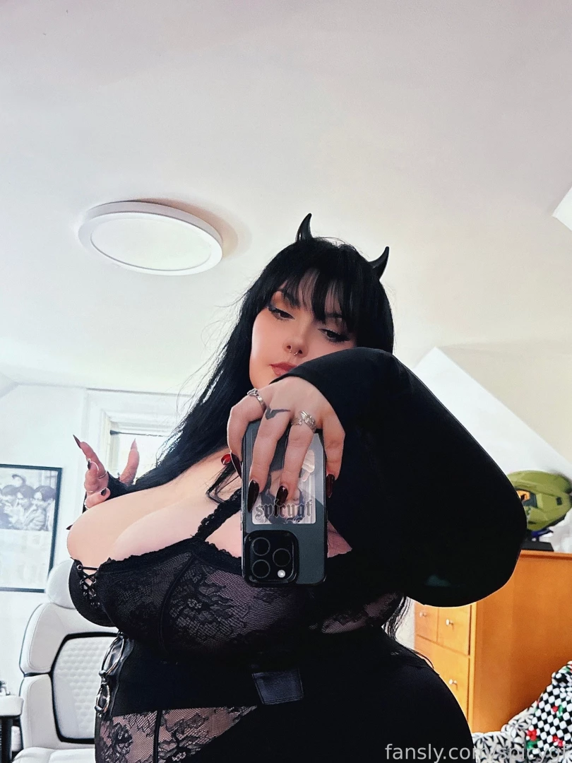 The only thing better than all black lingerie is black lace lingerie 