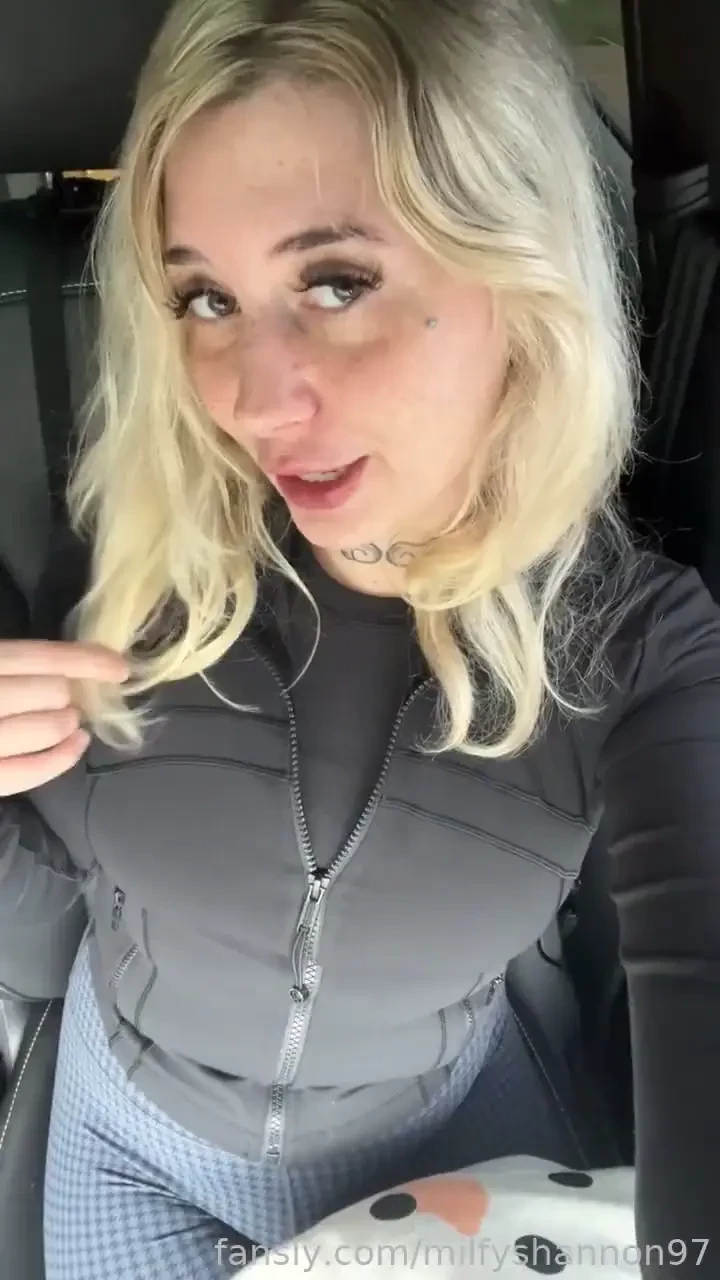 Blonde slut dirty hairy bush mombod curvy thighs pee piss 