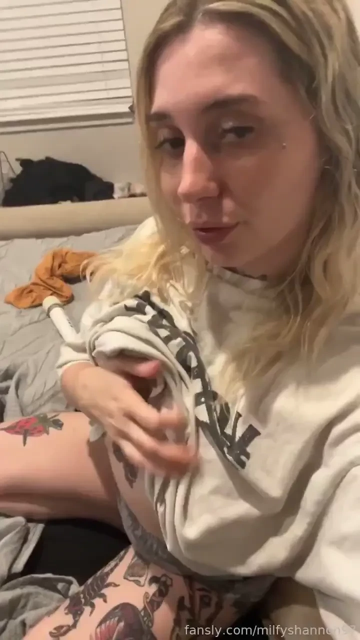 Natural real girlnextdoor pee piss hairy bush tattoos curvy dirty 