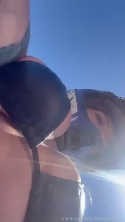 Rebotan bien rico sobre todo al aire libre ups me vieron las teticas 