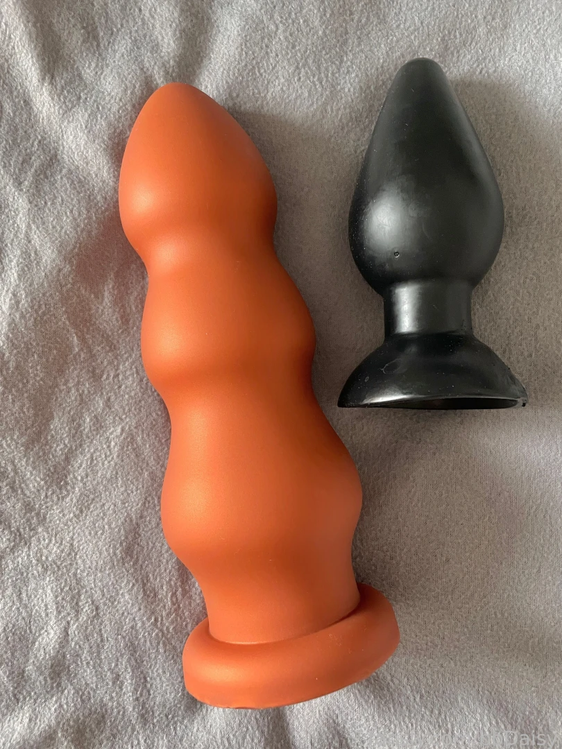 Size comparison of my new toy with my favourite buttplug i hope the 