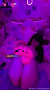 Pretty girls with pretty feet n suckable lickable toes n soles make u