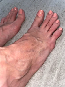 My feet are looking super veiny after my hot shower feet foot